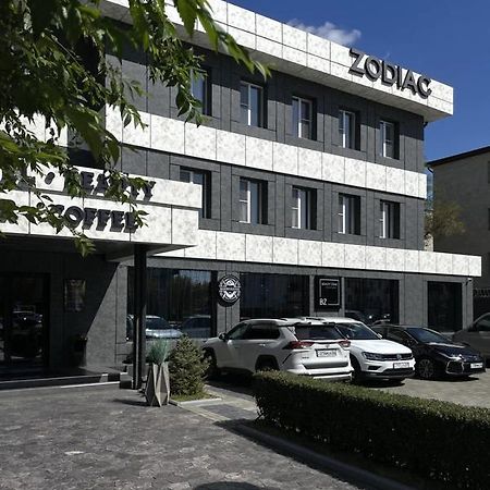 Zodiac Hotel Atyrau Bagian luar foto